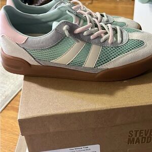 Steve Madden Mint and Pink Sneakers 6.5 like new w box